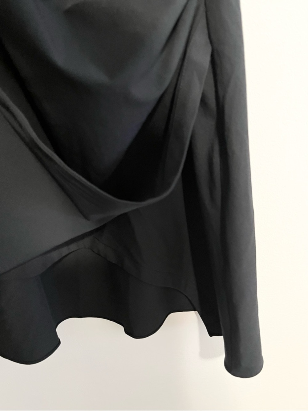 NWOT Cinq a Sept Margie Notched Hem Sleeveless V Neck Mini Dress in Black.
Sz 12 - Picture 8 of 11